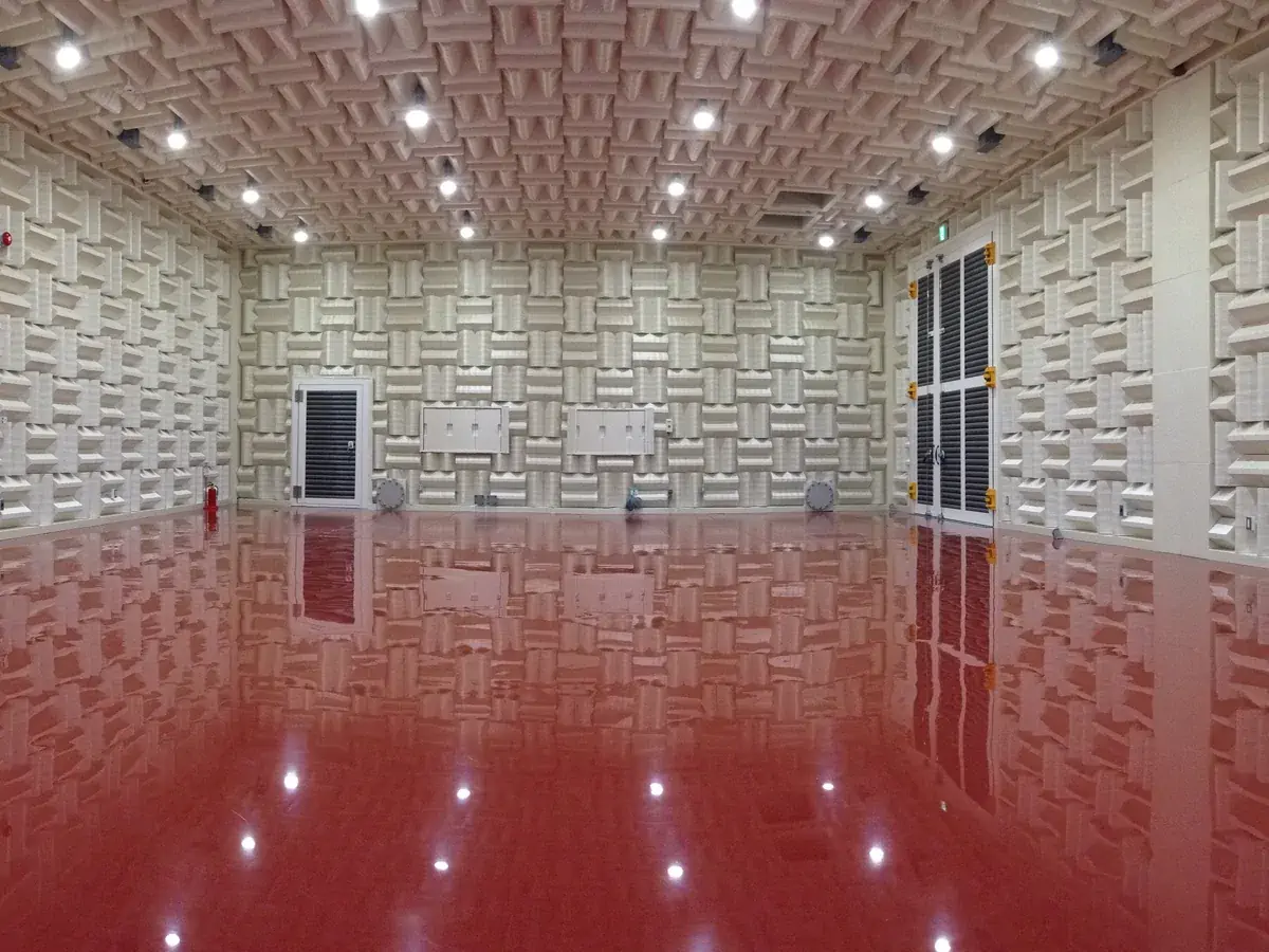 Hemi anechoic chamber with two doors